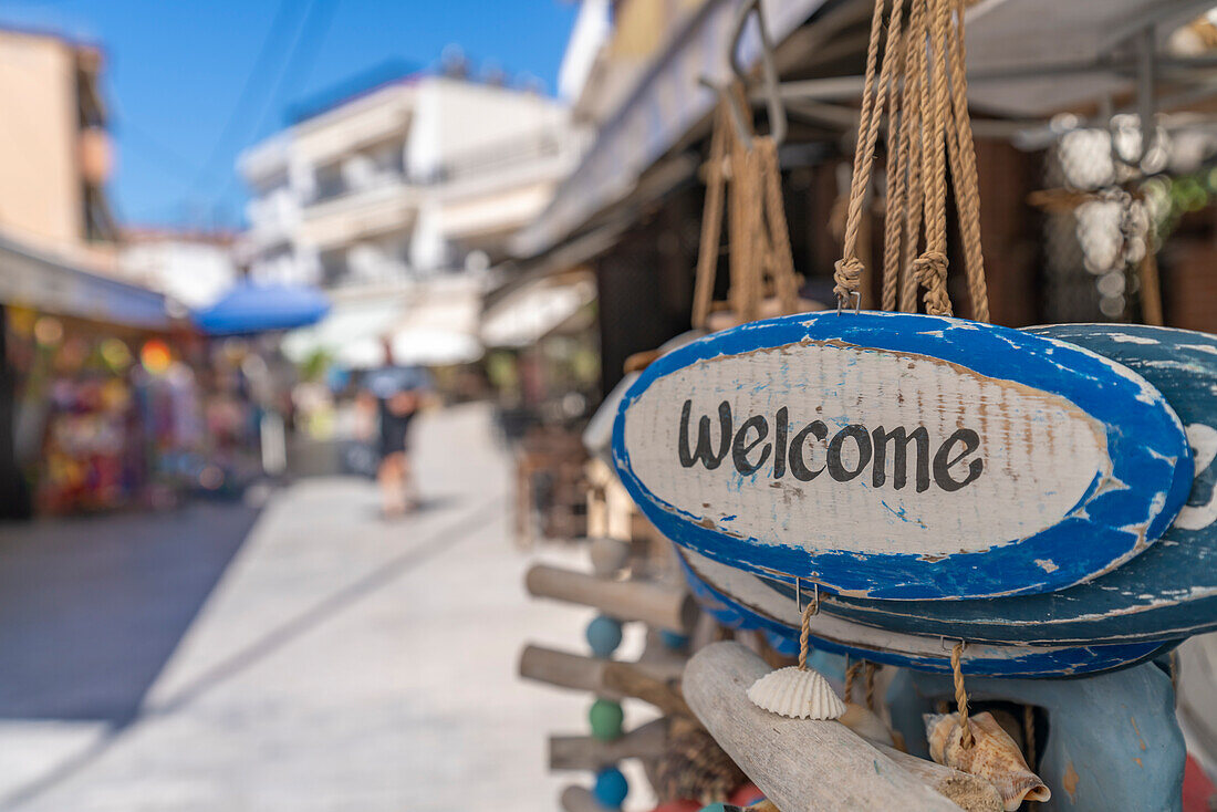 Blick auf Willkommensschild und Souvenirs in Thassos Stadt, Thassos, Ägäisches Meer, Griechische Inseln, Griechenland, Europa