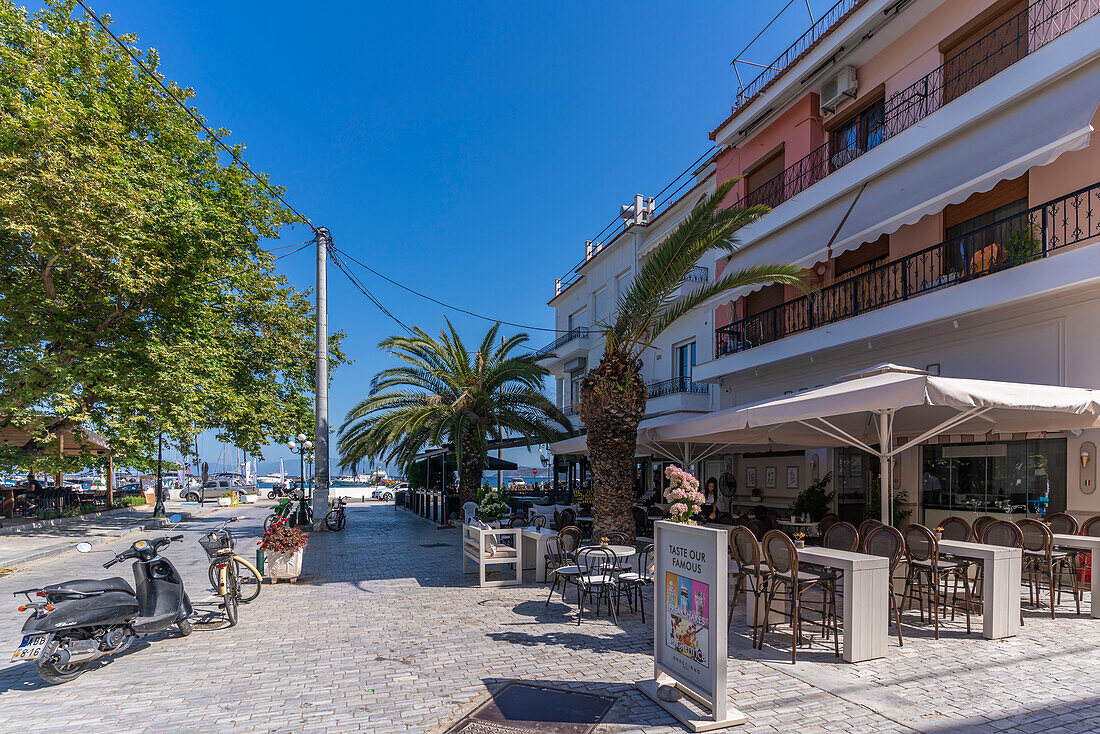 Blick auf Restaurant und Cafés in Thassos Stadt, Thassos, Ägäisches Meer, Griechische Inseln, Griechenland, Europa