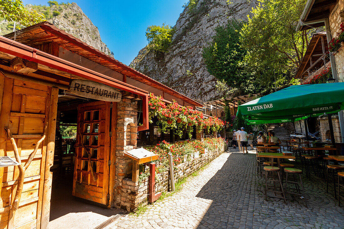 Straßenansicht eines Restaurants in Matka, Mazedonien, Europa