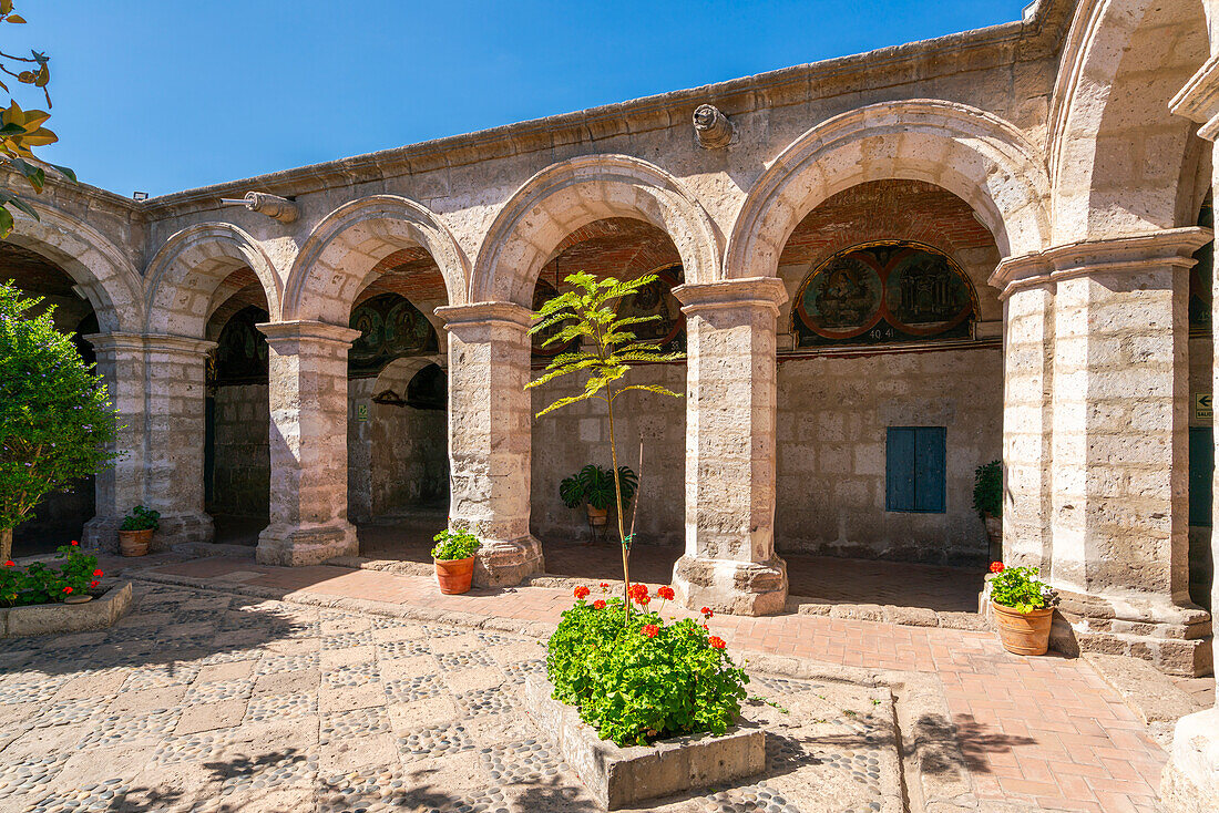 Korridor mit Bögen im Kloster Santa Catalina de Siena, UNESCO-Weltkulturerbe, Arequipa, Provinz Arequipa, Region Arequipa, Peru, Südamerika