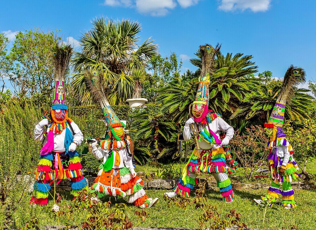 Gombey-Tänzer, traditionelle Tänzer in Gruppen von 10 bis 20 Personen, die eine Mischung aus indianischer, karibischer und britischer Kultur darstellen, tanzen zu einem kräftigen Trommelschlag, Bermuda, Atlantik, Nordamerika