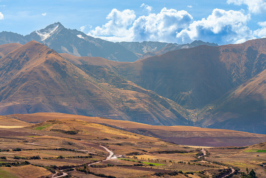 Peruanische Landschaft mit den Anden im Hintergrund, Maras, Heiliges Tal, Provinz Urubamba, Region Cusco (Cuzco), Peru, Südamerika