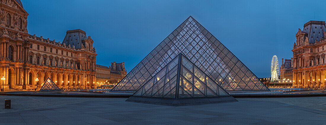 Pyramide am Louvre-Museum in der Abenddämmerung, Paris, Ile de France, Frankreich, Europa