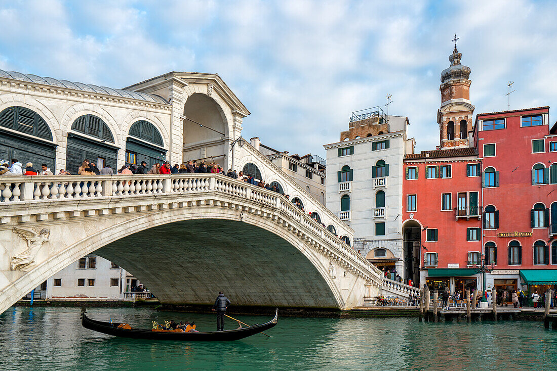 Rialto-Brücke voller Touristen, die eine Gondel auf dem Canal Grande betrachten, Venedig, UNESCO-Weltkulturerbe, Venetien, Italien, Europa