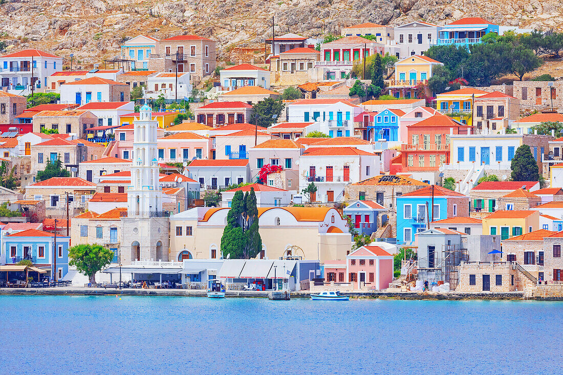 Blick auf den Hafen von Emporio und die Kirche des Heiligen Nikolaus in der Ferne, Emporio, Insel Halki, Dodekanes, Griechische Inseln, Griechenland, Europa