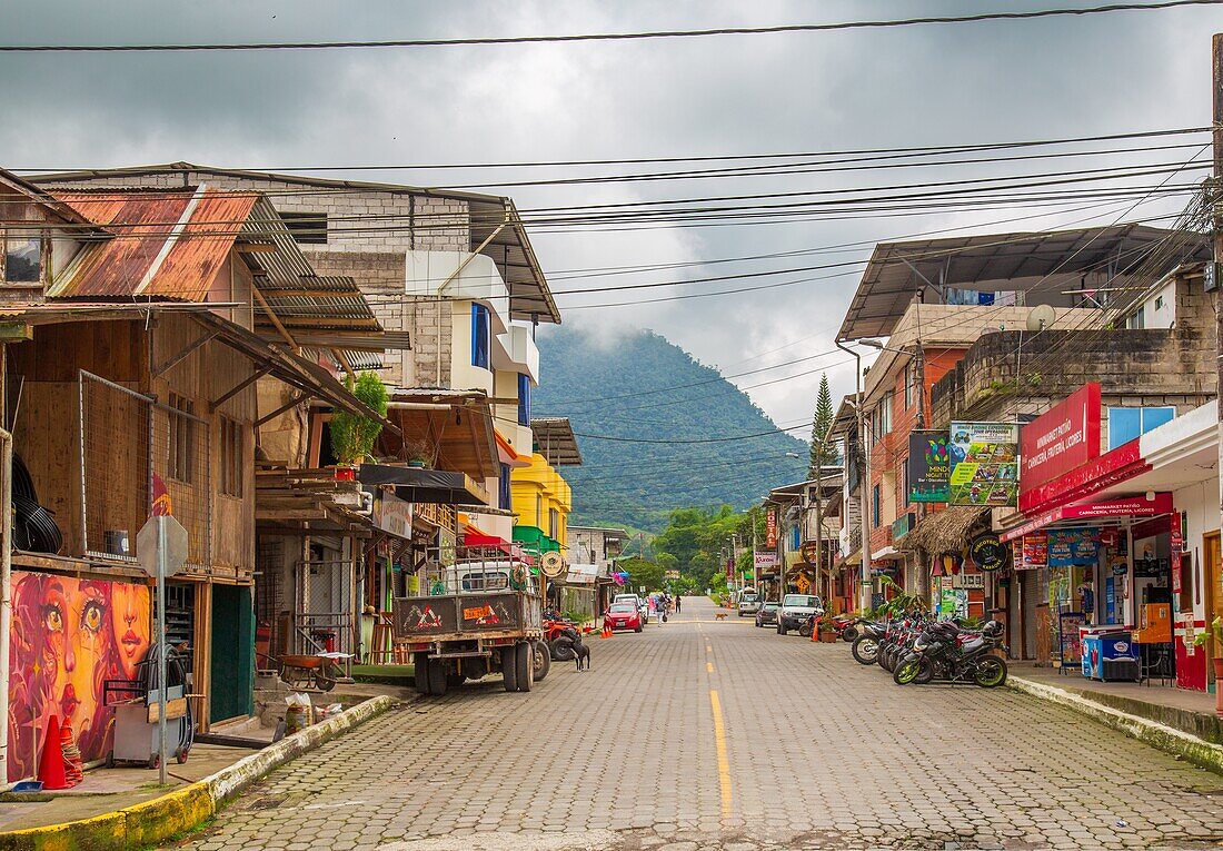 Stadtzentrum von Mindo, einem Zentrum für Tourismus im Nebelwald mit Seilrutschen, Rafting, Vogelbeobachtung und Naturführungen, Mindo, Ecuador, Südamerika