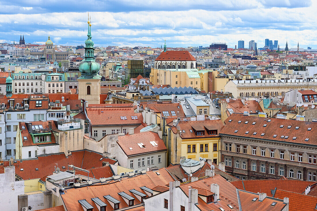 Blick über die roten Dächer der Stadt Prag und die Burg, Prag, Tschechische Republik (Tschechien), Europa