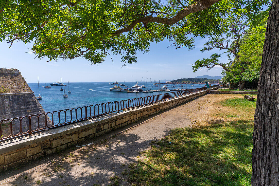 Blick auf die Alte Festung von Korfu und den Alten Stadthafen (NAOK) in Korfu Stadt, Korfu, Ionisches Meer, Griechische Inseln, Griechenland, Europa