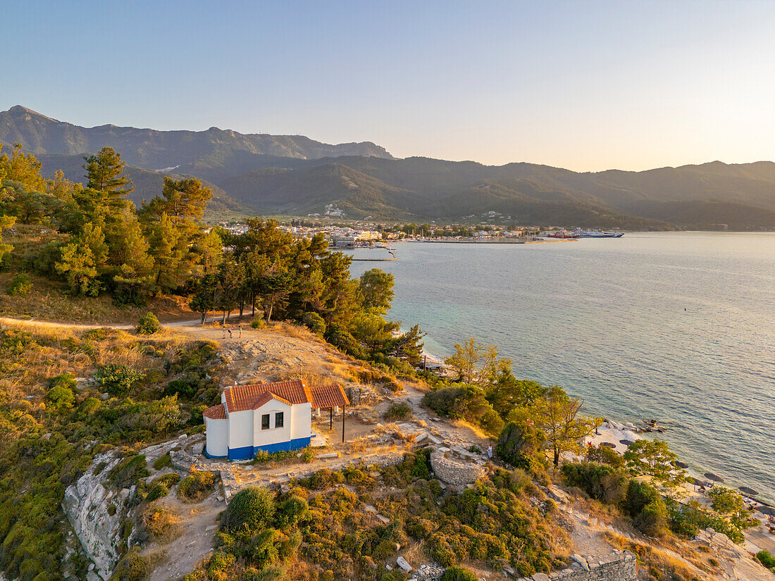 Blick auf die Kirche der Heiligen Apostel und Thassos-Stadt im Hintergrund, Thassos-Stadt, Limenas, Thassos, Ägäisches Meer, Griechische Inseln, Griechenland, Europa