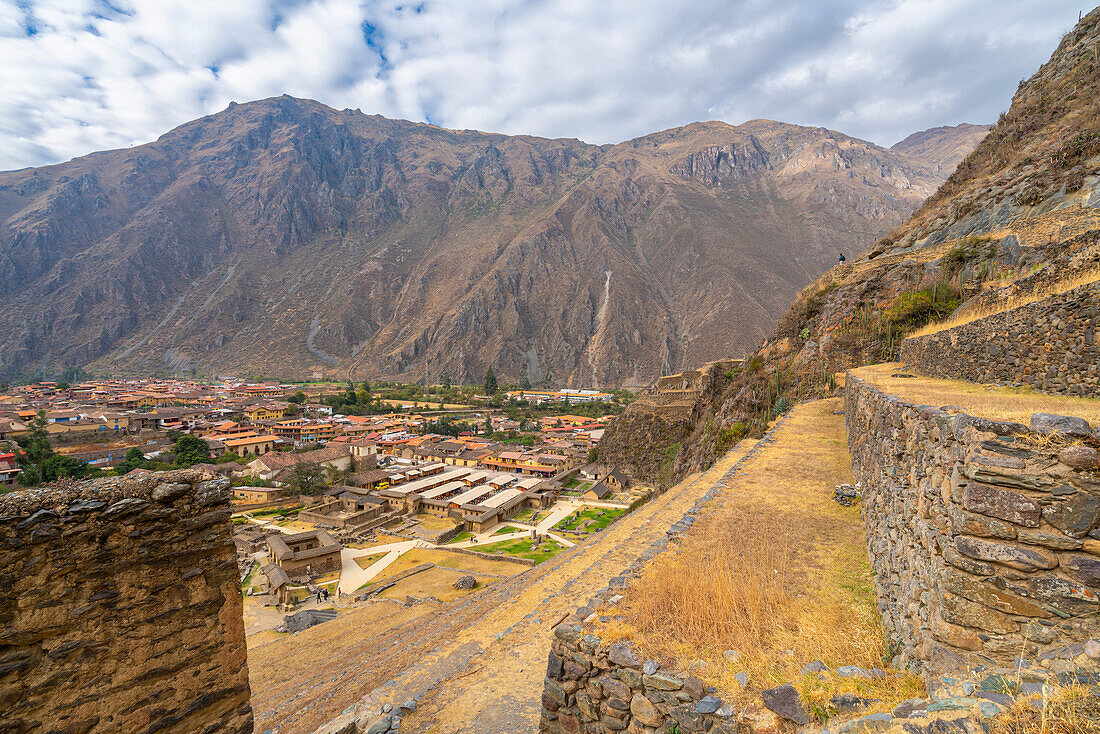 Terrassen und Ruinen der archäologischen Stätte von Ollantaytambo, Bezirk Ollantaytambo, Heiliges Tal, Provinz Urubamba, Region Cusco, Peru, Südamerika