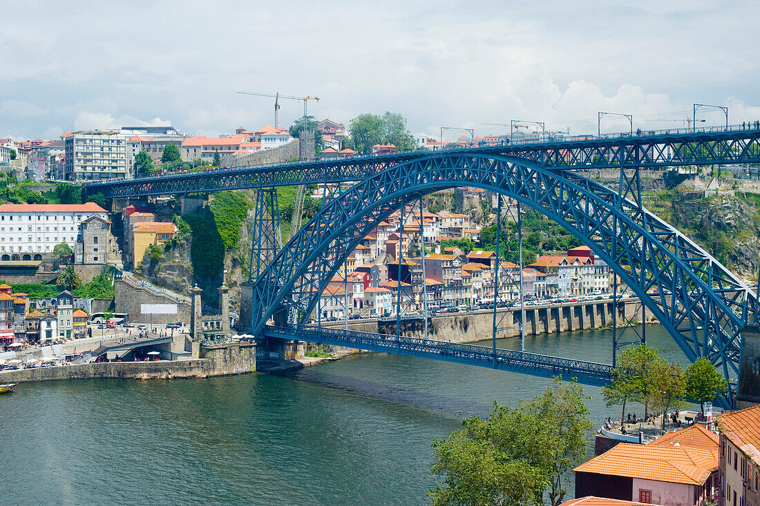 The Dom Luis I Bridge, in augurated in 1886, UNESCO World Heritage Site, spanning the Duoro River linking the historic centre of Porto with Vila Nova de Gaia on the south bank, Porto, Norte, Portugal, Europe