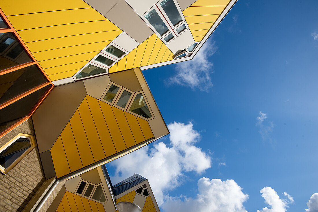 Cube Houses, leuchtend gelbe einzigartige Würfelarchitektur mit blauem Himmel, Rotterdam, Niederlande, Europa