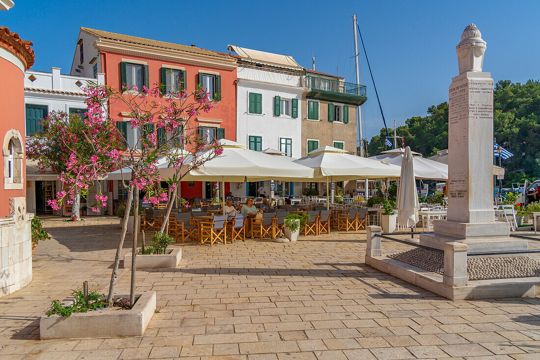 Blick auf Cafés und Restaurants in Gaios Plaza de l' Ascension in Gaios Stadt, Paxos, Ionisches Meer, Griechische Inseln, Griechenland, Europa