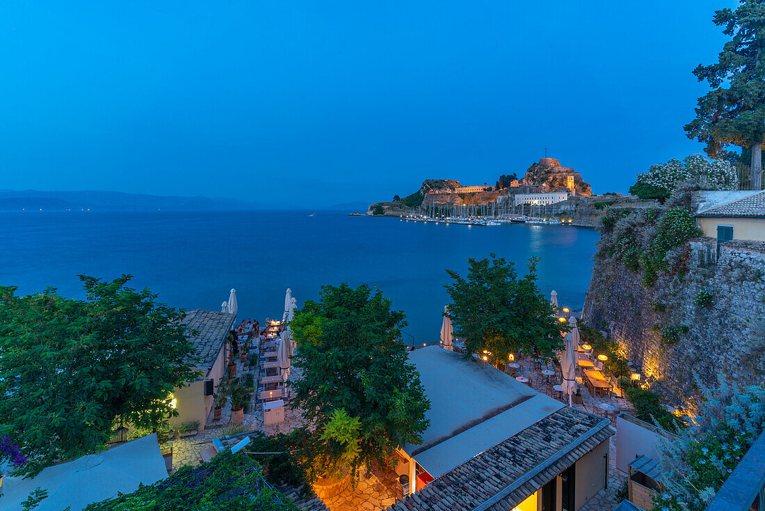 Blick auf die alte Festung von Korfu in der Abenddämmerung, Korfu Stadt, Korfu, Ionisches Meer, Griechische Inseln, Griechenland, Europa