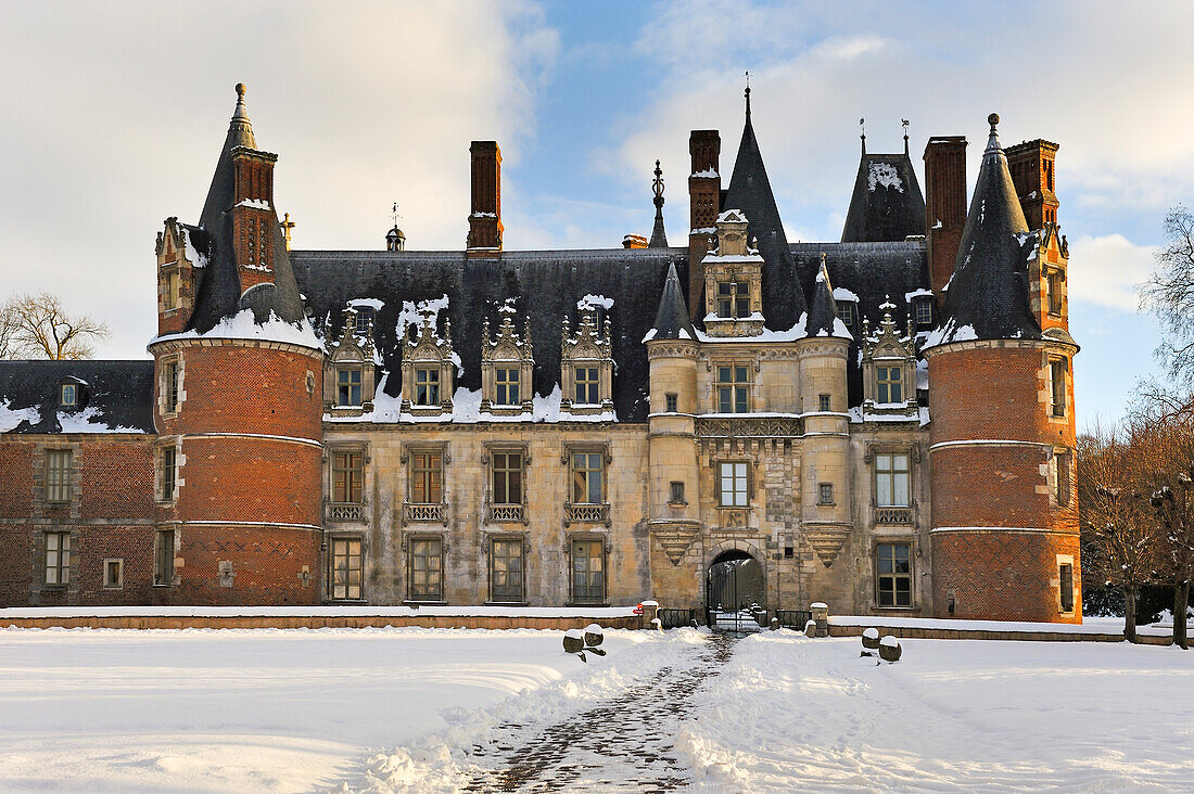 Chateau de Maintenon im Schnee, Departement Eure-et-Loir, Region Centre-Val-de-Loire, Frankreich, Europa