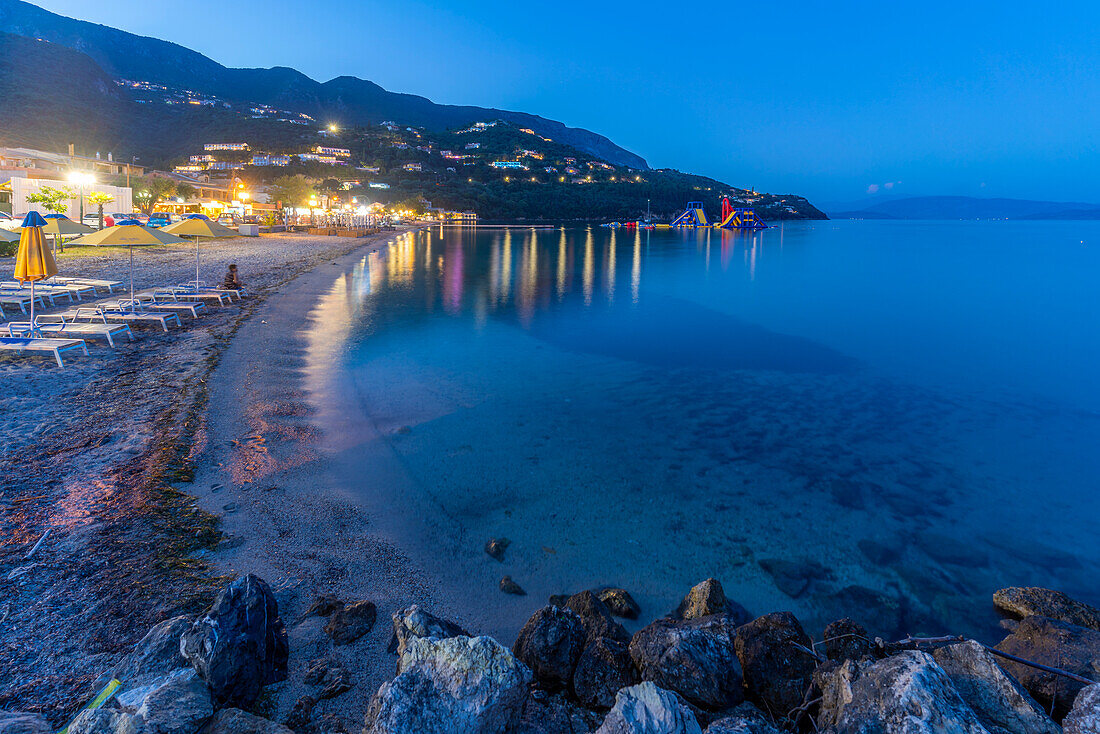 Blick auf das Ionische Meer und den Strand von Ipsos in Ipsos in der Abenddämmerung, Ipsos, Korfu, Ionisches Meer, Griechische Inseln, Griechenland, Europa