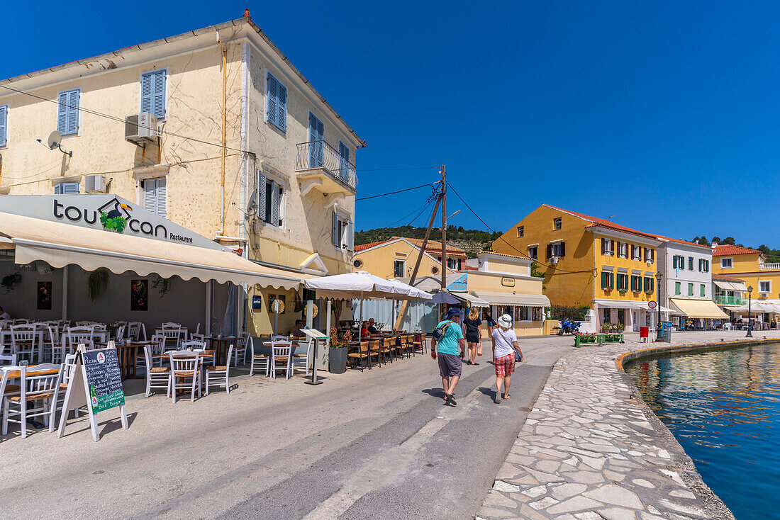 Blick auf Cafés im Hafen von Gaios Stadt, Paxos, Ionisches Meer, Griechische Inseln, Griechenland, Europa