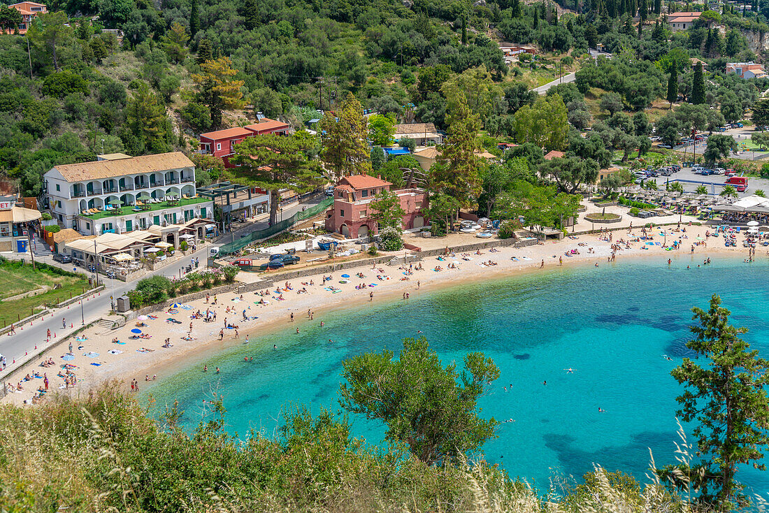 Blick auf den Strand von Agios Spiridon vom Kloster von Paleokastritsa in Palaiokastritsa, Korfu, Ionisches Meer, Griechische Inseln, Griechenland, Europa