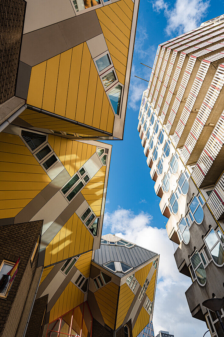 Würfelhäuser, gelbe würfelförmige Architektur, und Maastower, Rotterdam, Die Niederlande, Europa