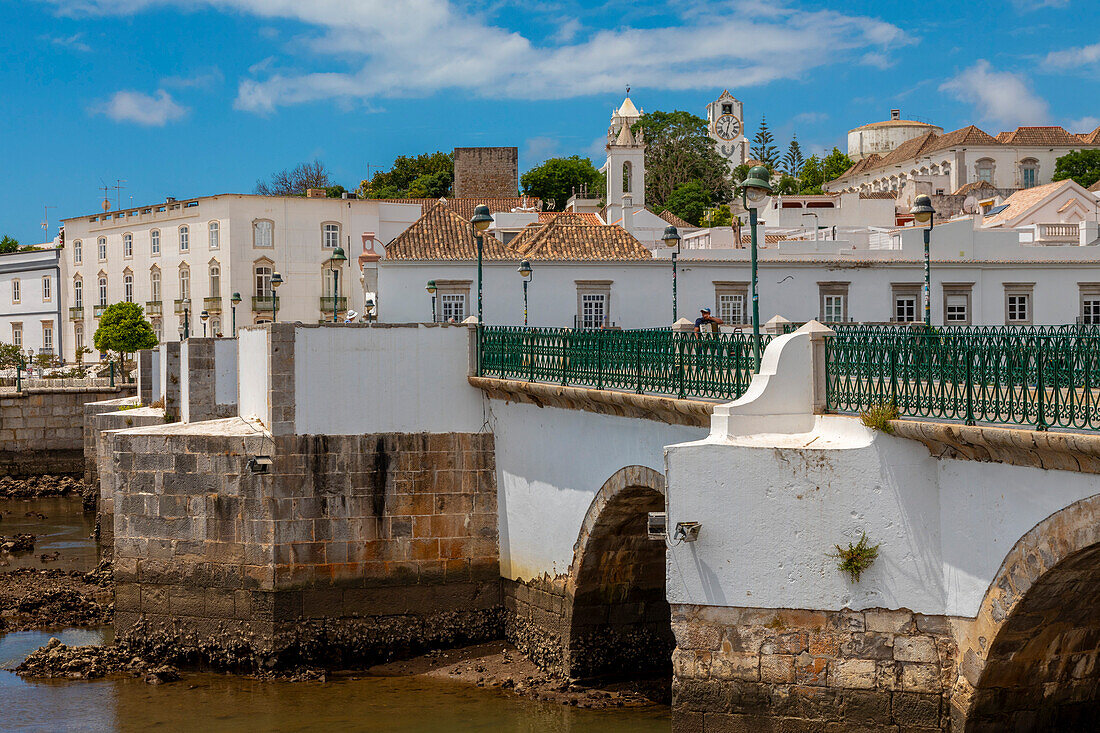 Die römische Brücke von Tavira über den Fluss Gilao, Tavira, Algarve, Portugal, Iberische Halbinsel, Südwesteuropa