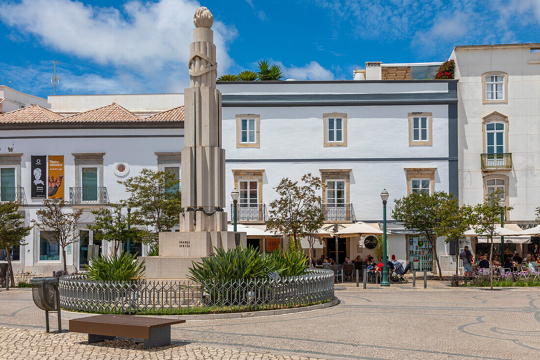 Kriegerdenkmal auf dem Platz Praca da Republica, Tavira, Algarve, Portugal, Iberische Halbinsel, Südwesteuropa