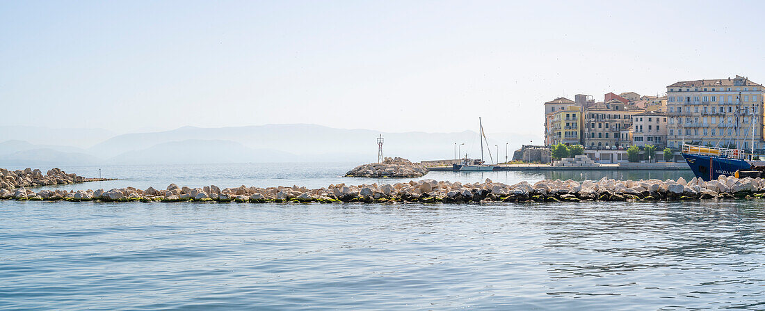 Blick auf das Ionische Meer und den alten Hafen in Korfu Stadt, Korfu, Ionisches Meer, Griechische Inseln, Griechenland, Europa