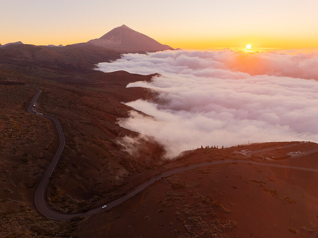 Luftaufnahme einer Drohne von einem beeindruckenden Sonnenuntergang im Teide-Nationalpark, UNESCO-Weltkulturerbe, Teneriffa, Kanarische Inseln, Spanien, Atlantik, Europa