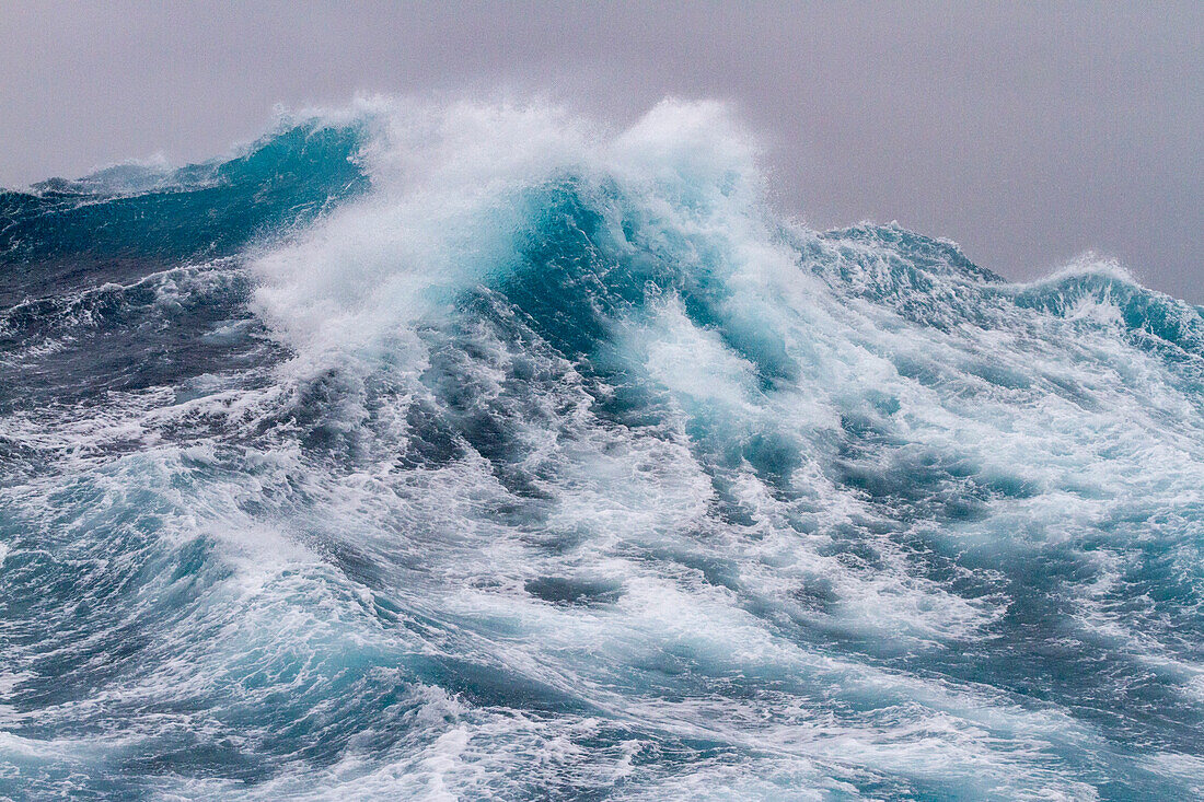 Riesiger Seegang und Wellen bei einem Sturm der Beaufort-Skala 10 in den Meeren zwischen den Falklandinseln und Südamerika, Südamerika