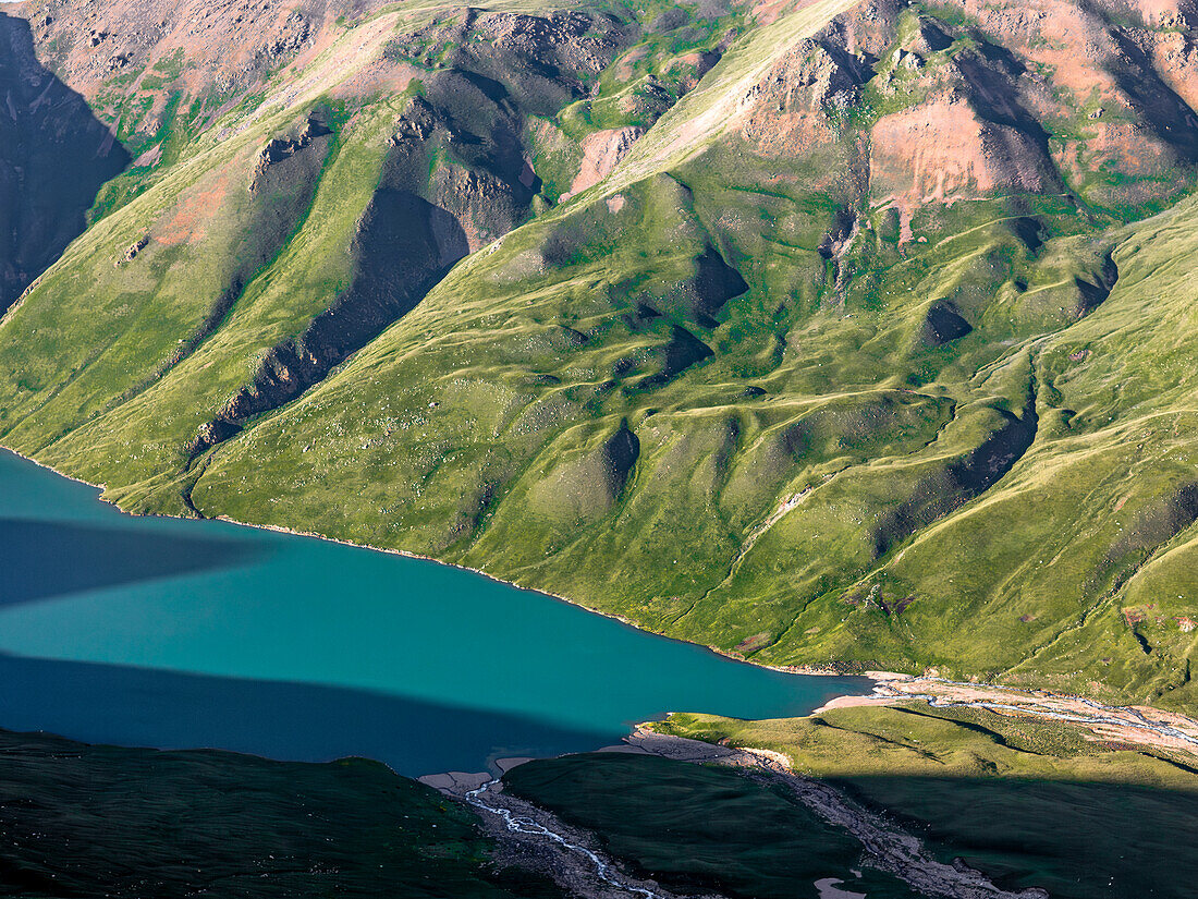 Luftaufnahme des Kol Ukok Sees umgeben von grünen Bergen unter blauem Himmel, Kirgisistan, Zentralasien, Asien