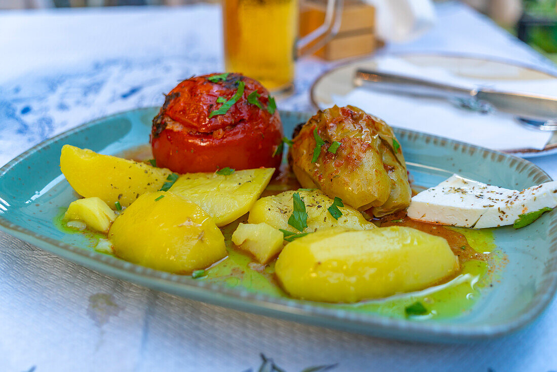 Blick auf gefüllte Paprika und Tomaten mit neuen Kartoffeln in Thassos-Stadt, Thassos, Ägäisches Meer, Griechische Inseln, Griechenland, Europa