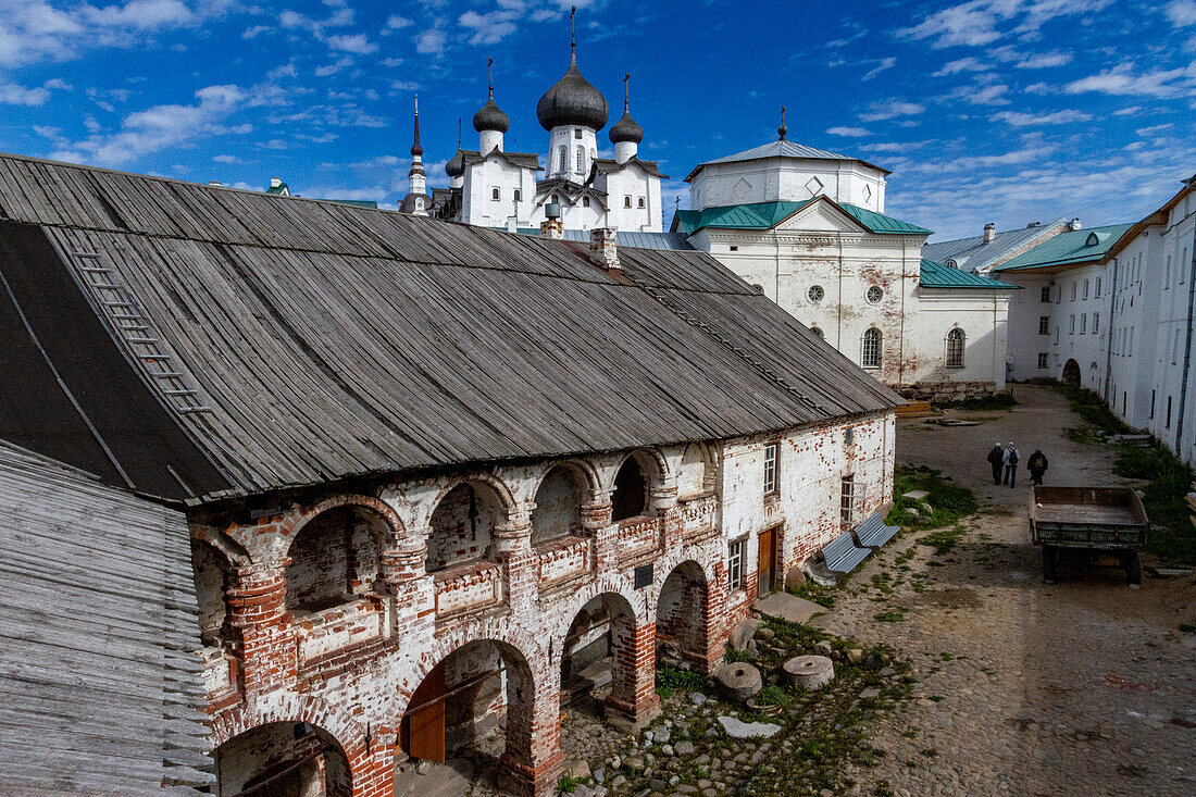 Blick auf das russisch-orthodoxe Solowezki-Kloster, das 1436 von zwei Mönchen auf der Insel Bolschoi gegründet wurde, UNESCO-Weltkulturerbe, Onega-Bucht, Gebiet Archangel, Russland, Arktis, Europa