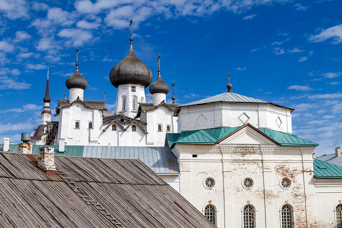 Blick auf das russisch-orthodoxe Solowezkij-Kloster, gegründet 1436 von zwei Mönchen auf der Insel Bolschoi, UNESCO-Weltkulturerbe, Onegabucht, Gebiet Archangel, Russland, Arktis, Europa