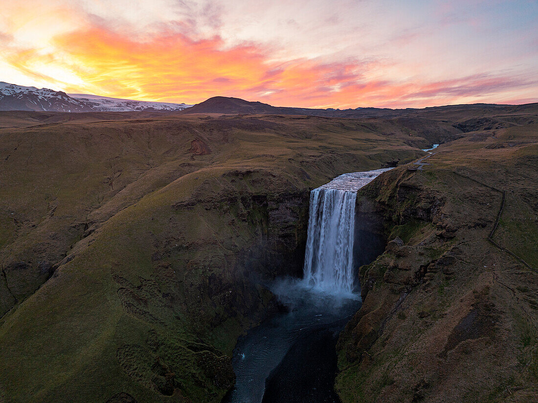 Luftaufnahme mit Drohne vom Skogafoss-Wasserfall, Südisland, Polarregionen