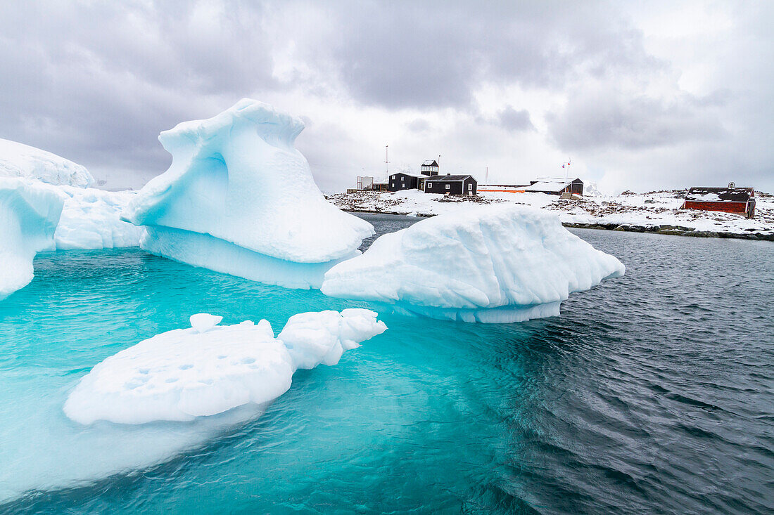 Blick auf die inaktive chilenische Forschungsbasis Gonzalez Videla am Waterboat Point in der Paradise Bay, Antarktis, Polarregionen