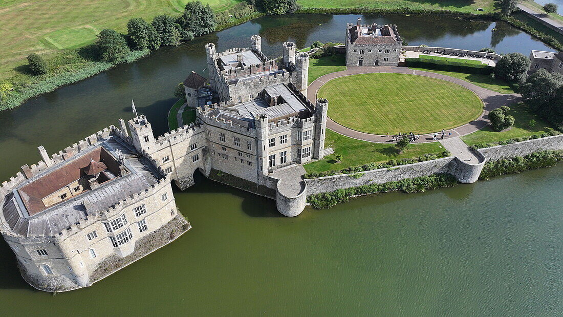 Luftaufnahme von Leeds Castle und Wassergraben, südöstlich von Maidstone, Kent, England, Vereinigtes Königreich, Europa