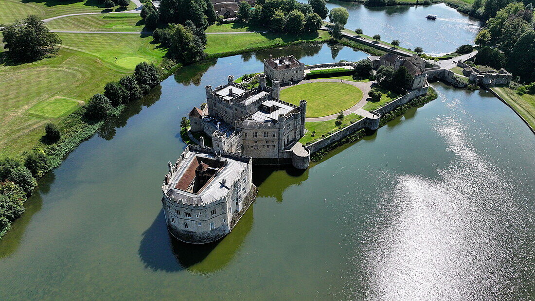 Luftaufnahme von Leeds Castle und Wassergraben, südöstlich von Maidstone, Kent, England, Vereinigtes Königreich, Europa