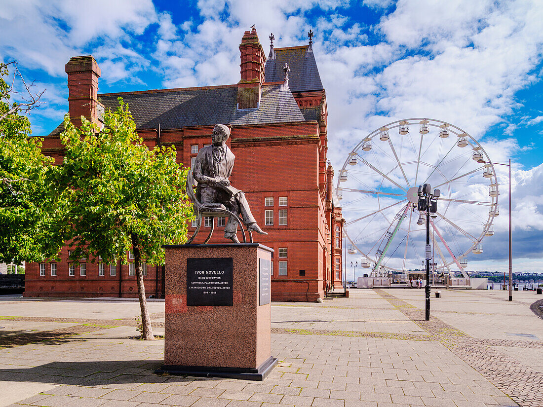 Ivor-Novello-Statue und Pierhead-Gebäude, Cardiff Bay, Cardiff, Wales, Vereinigtes Königreich, Europa