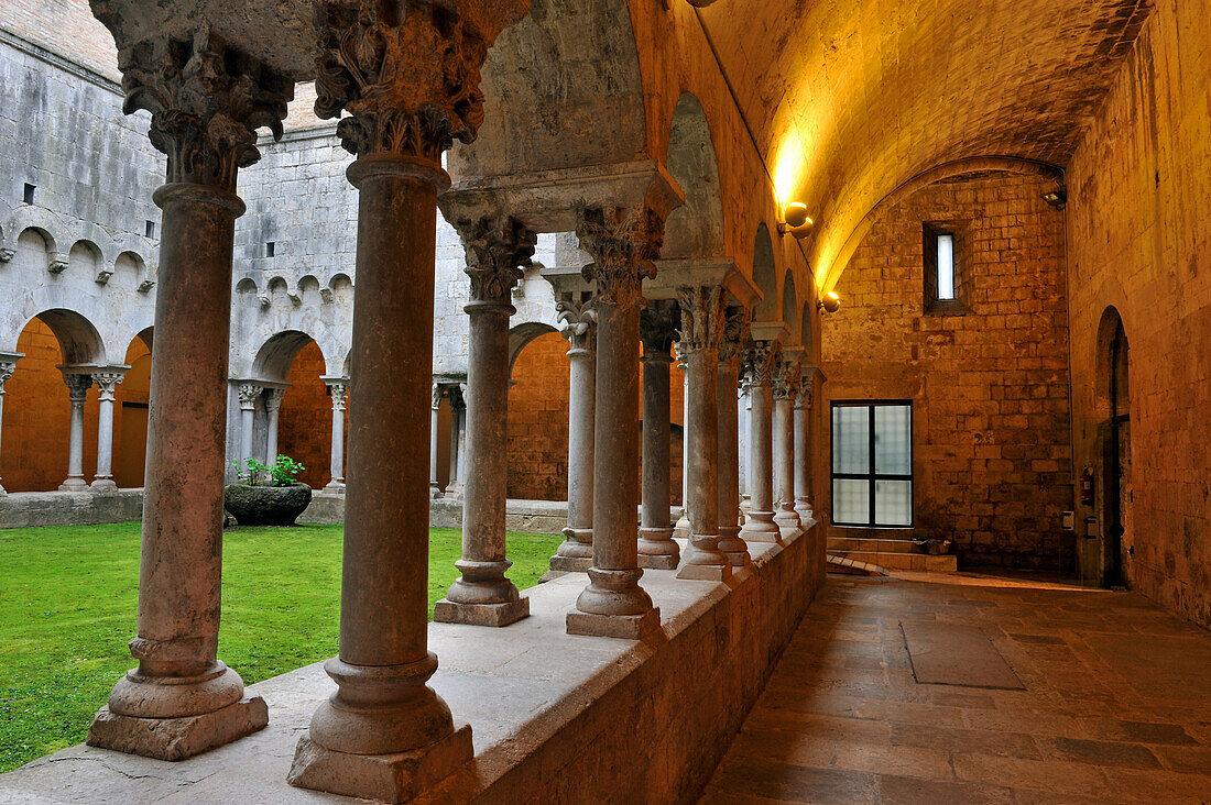 Römischer Kreuzgang des Klosters Sant Pere de Galligants mit dem Archäologischen Museum von Katalonien, Girona, Katalonien, Spanien, Europa