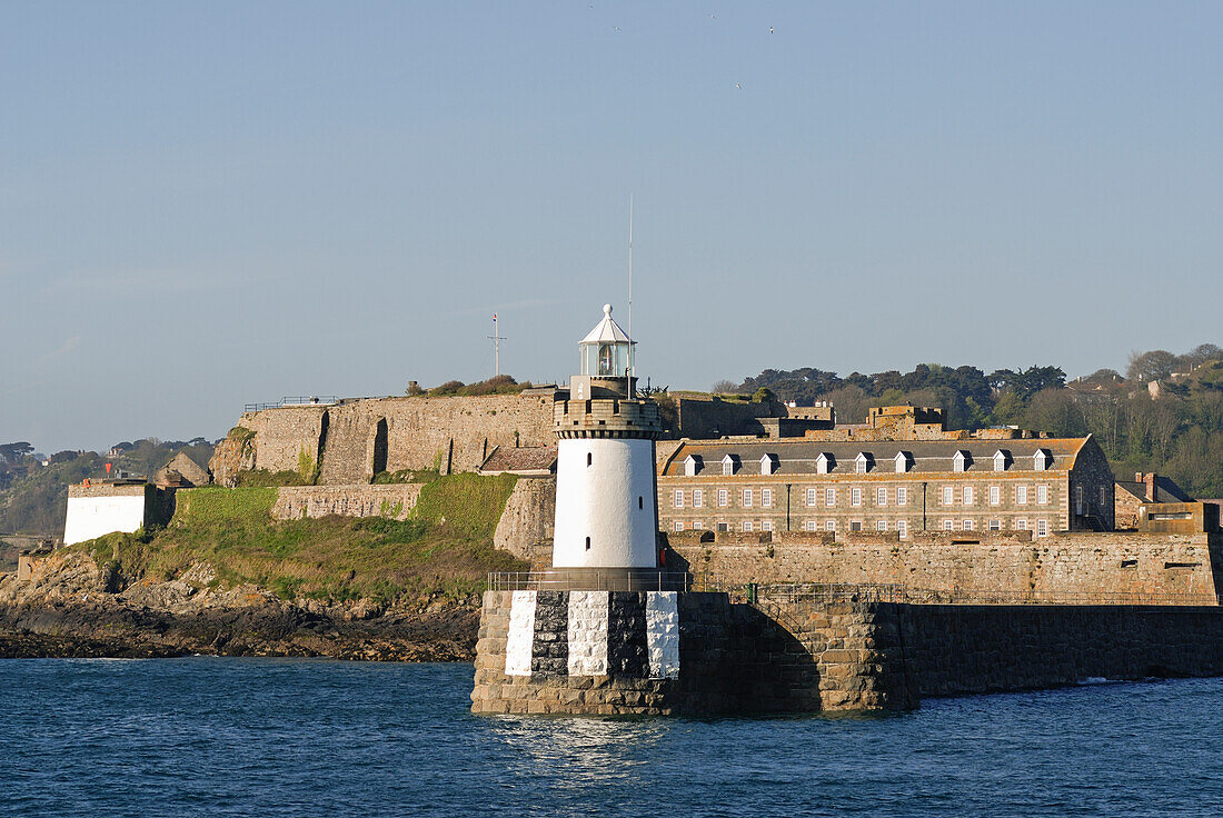 Einfahrt in den Hafen von Saint Peter Port, Insel Guernsey, Vogtei Guernsey, Britische Kronkolonie, Ärmelkanal, Europa