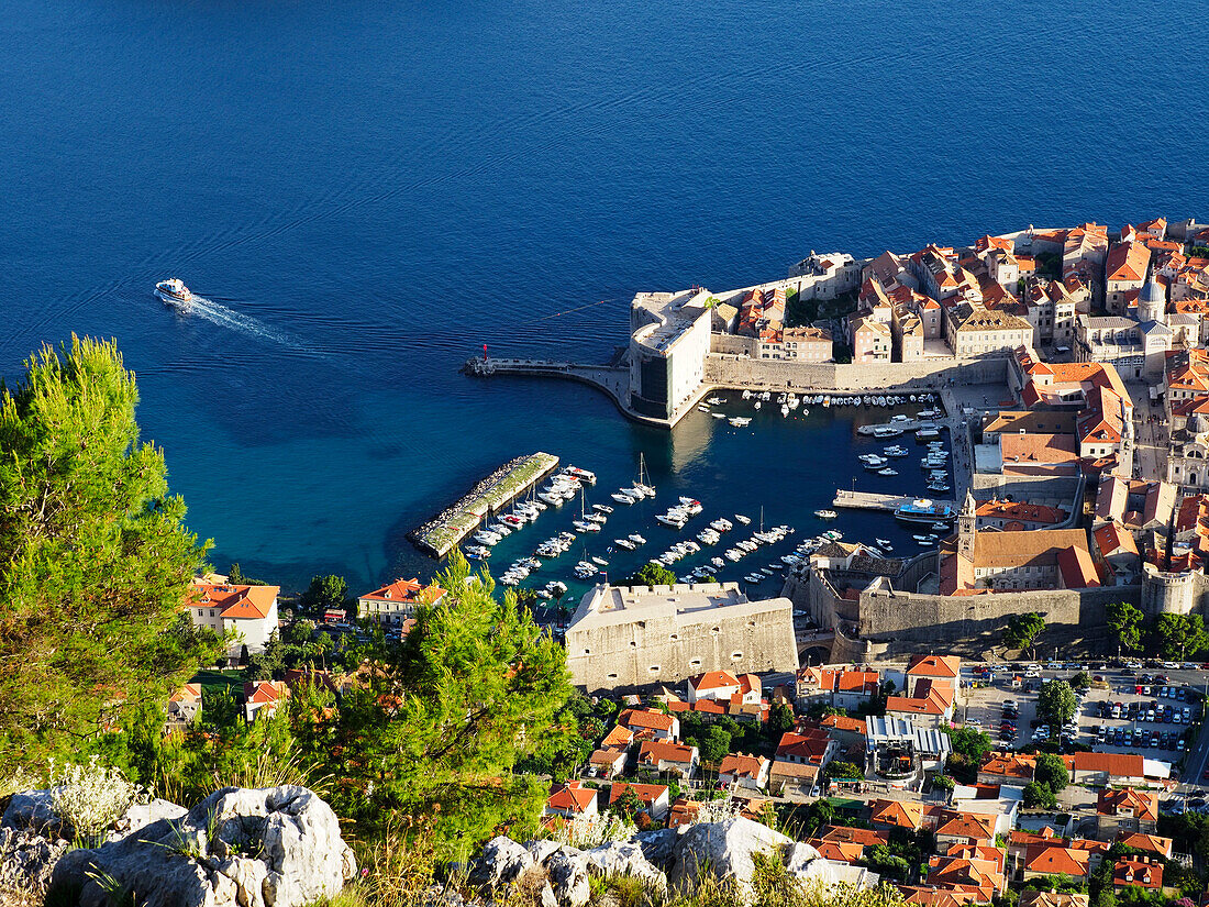 Altstadthafen von Dubrovnik, UNESCO-Weltkulturerbe, vom Berg Srd aus, Dubrovnik, Kroatien, Europa