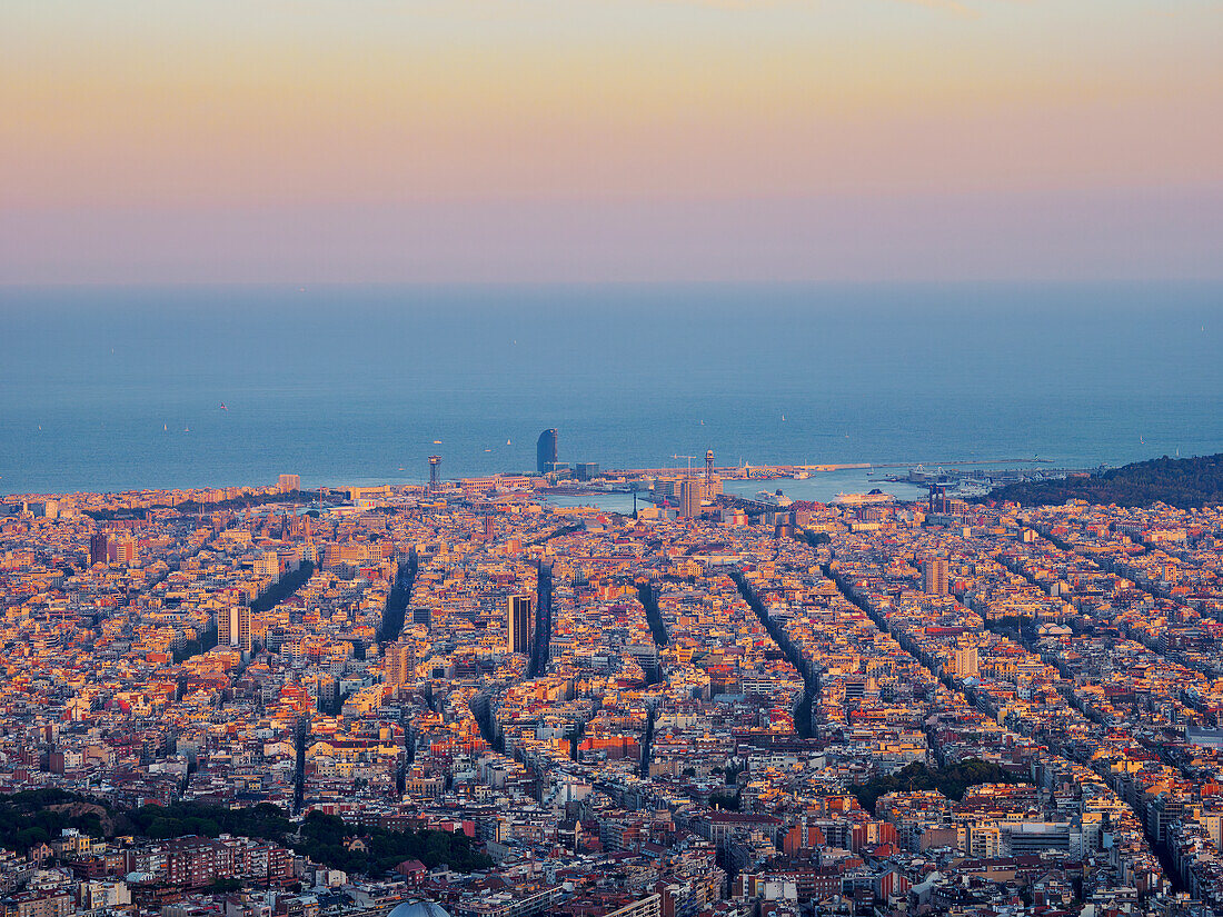 Stadtbild bei Sonnenuntergang vom Berg Tibidabo aus gesehen, Barcelona, Katalonien, Spanien, Europa