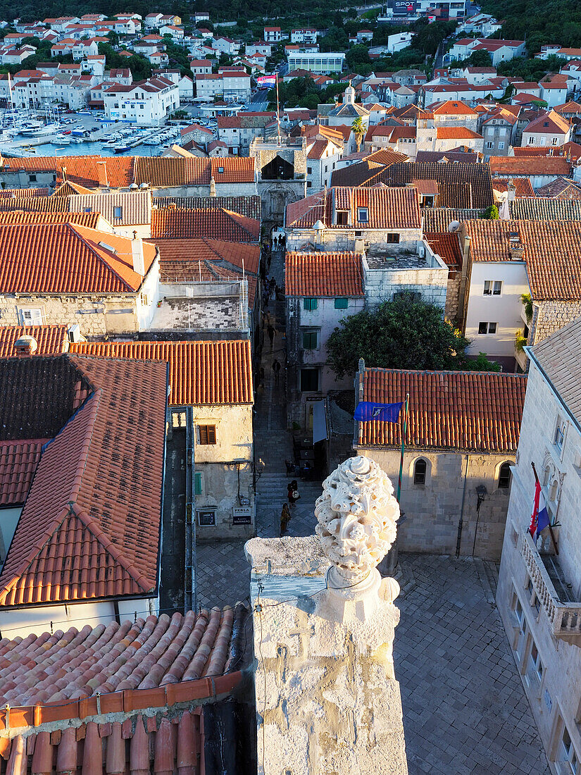 Die Altstadt vom Turm der St. Markus-Kathedrale, Stadt Korcula, Kroatien, Europa