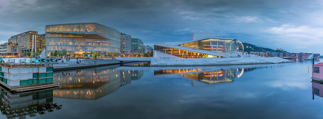 Blick auf die Stadtbibliothek und das Osloer Opernhaus, das sich an einem bewölkten Abend im Hafen spiegelt, Oslo, Norwegen, Skandinavien, Europa