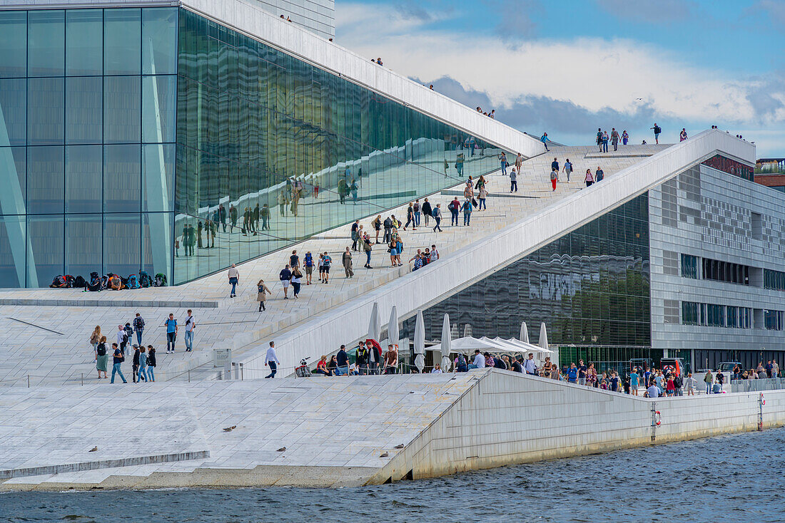 Blick auf das Osloer Opernhaus an einem sonnigen Tag, Oslo, Norwegen, Skandinavien, Europa