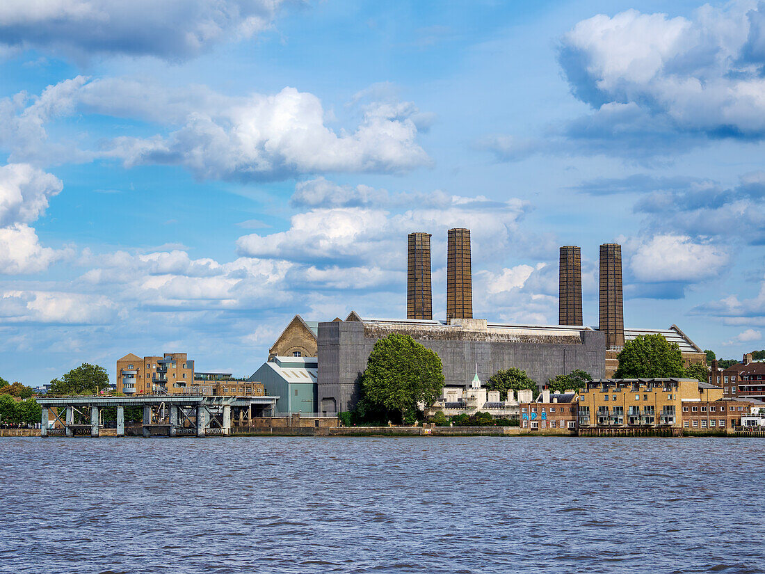 Blick über die Themse in Richtung Greenwich Power Station, London, England, Vereinigtes Königreich, Europa