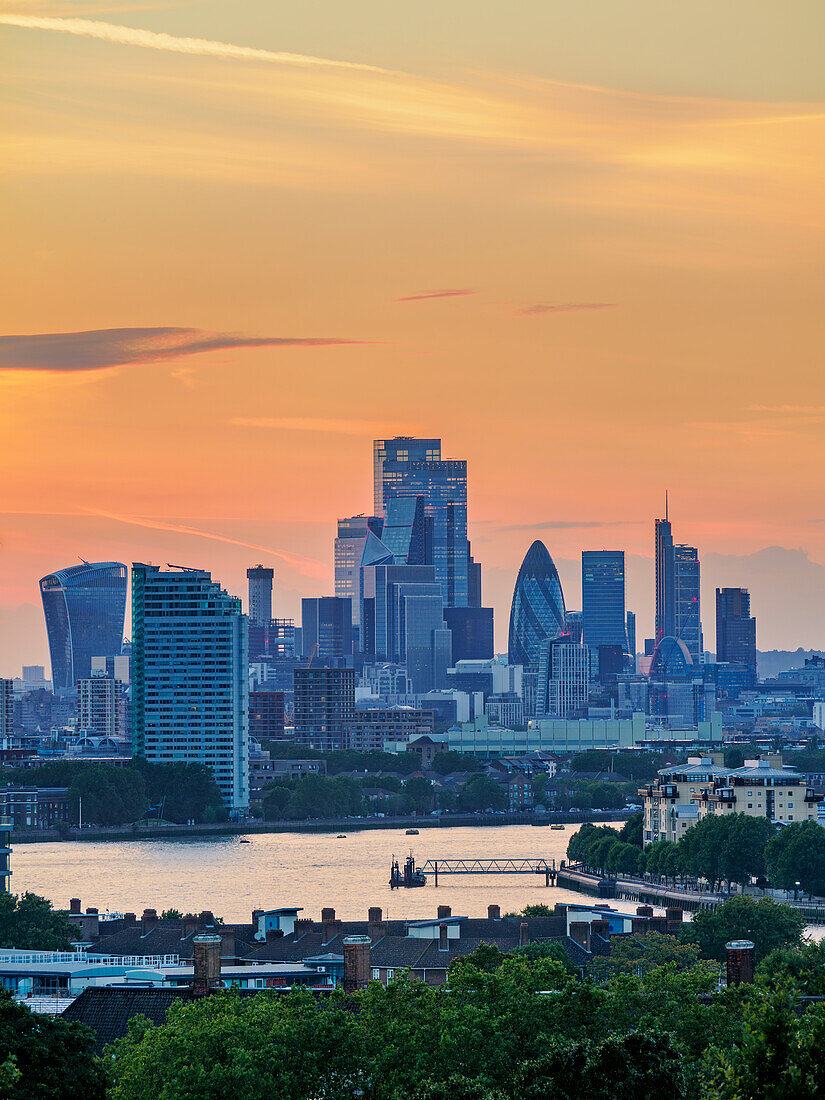 Blick über die Themse auf die City in der Abenddämmerung, London, England, Vereinigtes Königreich, Europa