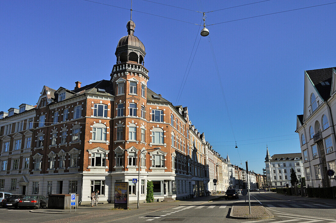 Bemerkenswertes Gebäude an der Ecke der Straßen Hans Broges Gade und Odensgade, Aarhus, Halbinsel Jütland, Dänemark, Europa