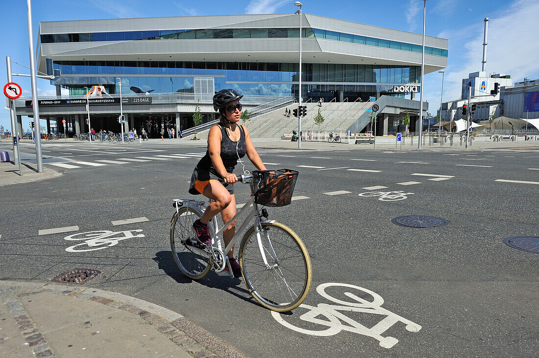 Radwegmarkierung an der Kreuzung vor Dokk1, Bibliothek und Bürgerservice am Stadtrand von Aarhus, Halbinsel Jütland, Dänemark, Europa