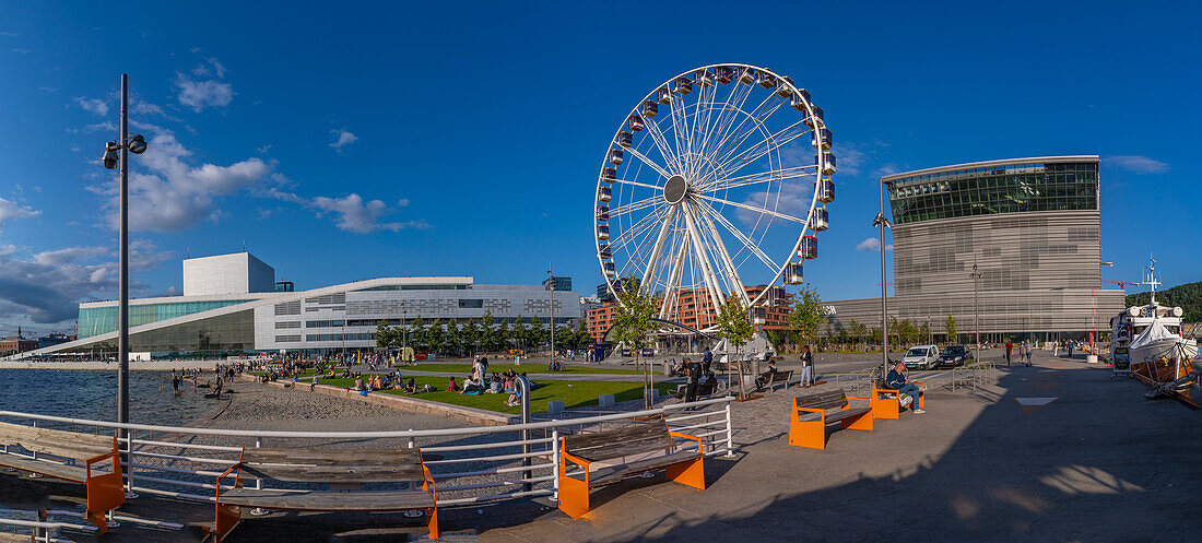 Blick auf den Opernstrand, das Riesenrad und das Munch-Museum an einem sonnigen Tag, Oslo, Norwegen, Skandinavien, Europa