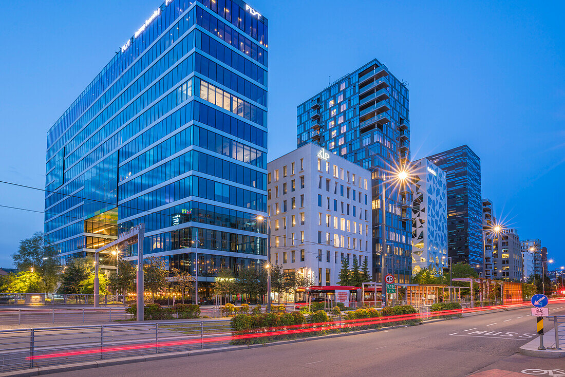 Blick auf zeitgenössische Architektur im Barcode-Gebiet in der Abenddämmerung, Oslo, Norwegen, Skandinavien, Europa